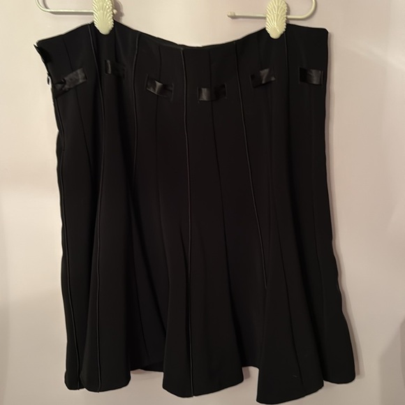Elegant Black Pleated Skirt - new condition size 12 ❤️ - Picture 3 of 5